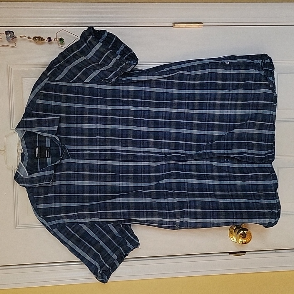 North Face short sleeve button down size XL